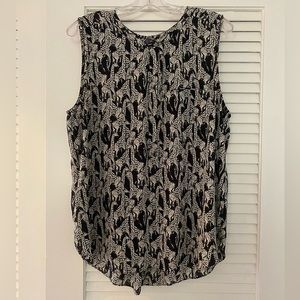 NYDJ Sleeveless Pintuck Blouse Women's Black Giraffe Split Neck Pullover.